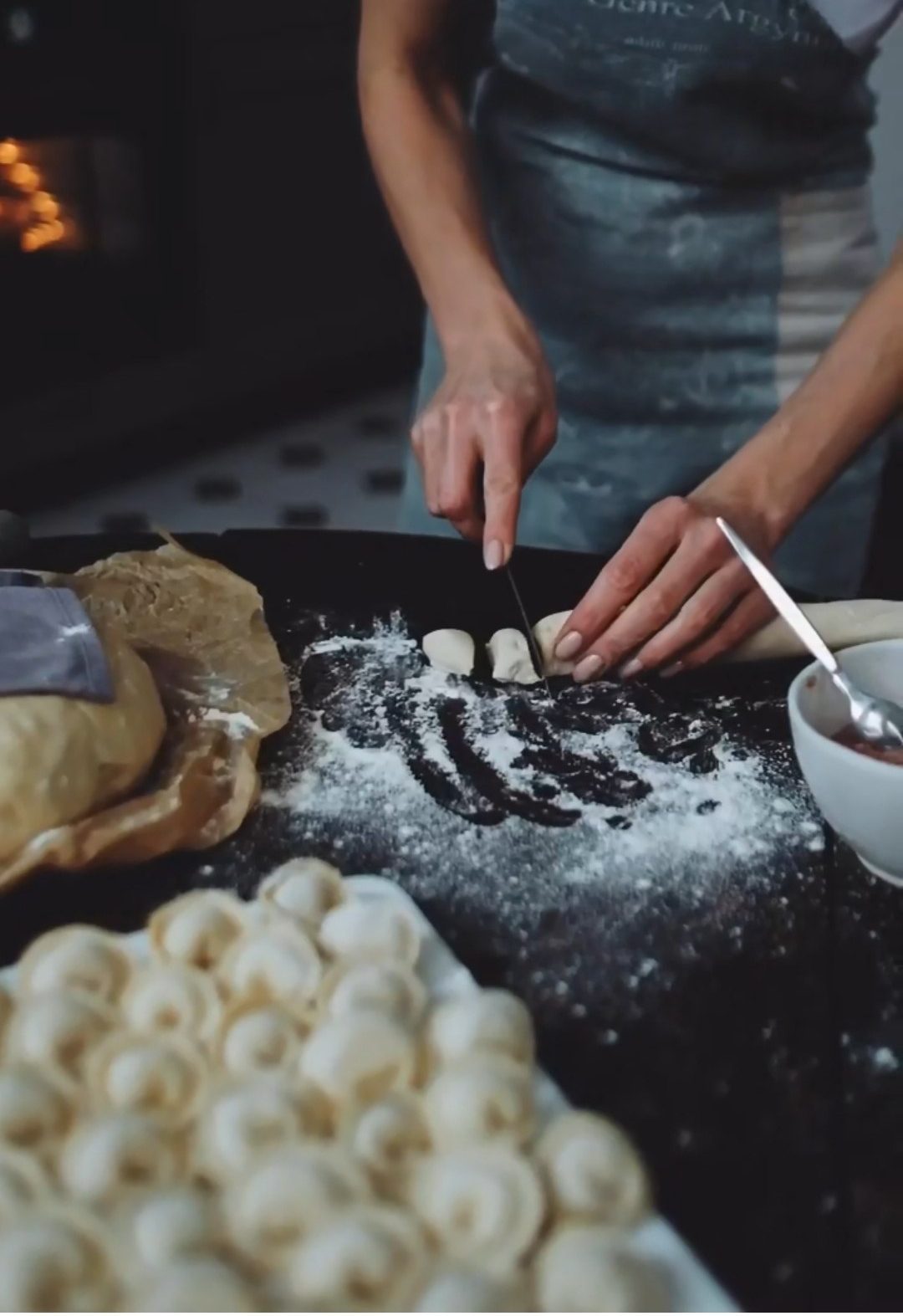 Повар ROSIE'S лепит пельмени руками